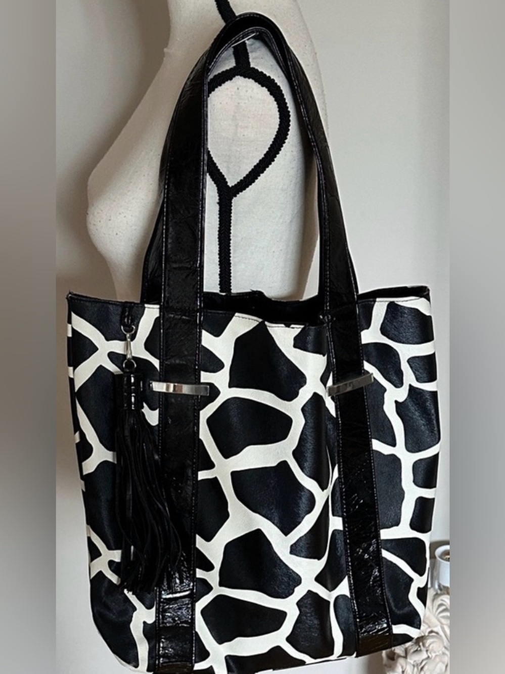Nine & Co. Black & White Giraffe Print Faux Leather Tote Shoulder Bag Purse